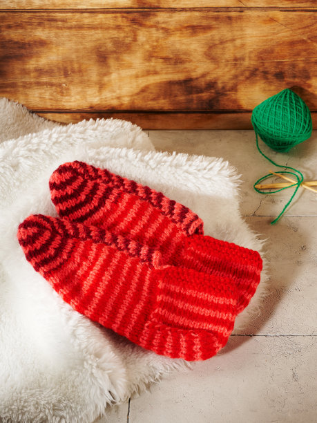 针织袜子在白色毛皮背景图片下载