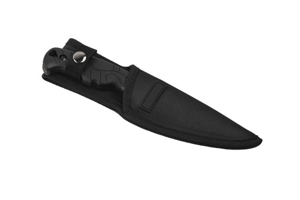 现代狩猎刀，黑色刀片，塑料柄。钢铁武器。在白色背景上隔离。图片下载