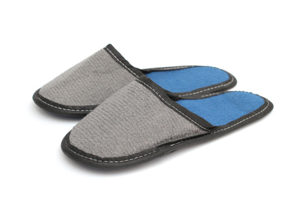 灰色纺织拖鞋与蓝色鞋垫，住宅拖鞋孤立在白色背景，家居服图片下载