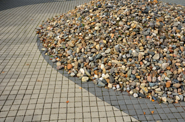 街道线种植在一个长方形的狭长地带，覆盖着白色的大鹅卵石。比护根树皮更清晰和正式的外观。公园环山洁净代表图片下载