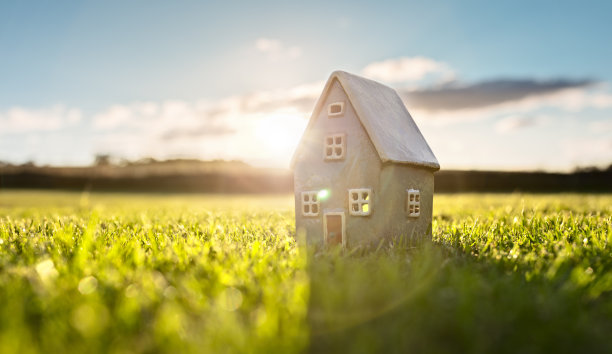 模型独立农舍在夕阳背景下的空地概念建设和房地产图片下载