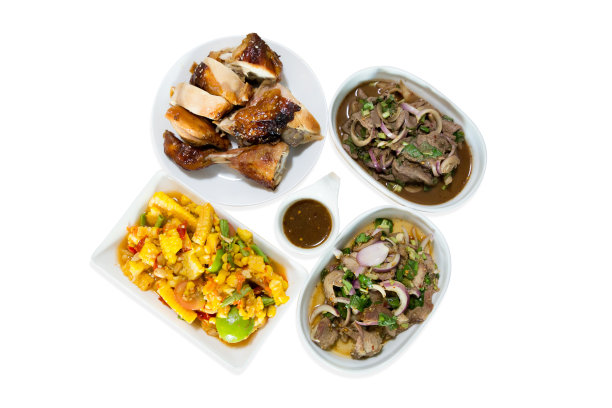 辛辣和著名的泰国传统美食，包括LARB MOO或辣肉末沙拉烤鸡，重点选择。图片下载