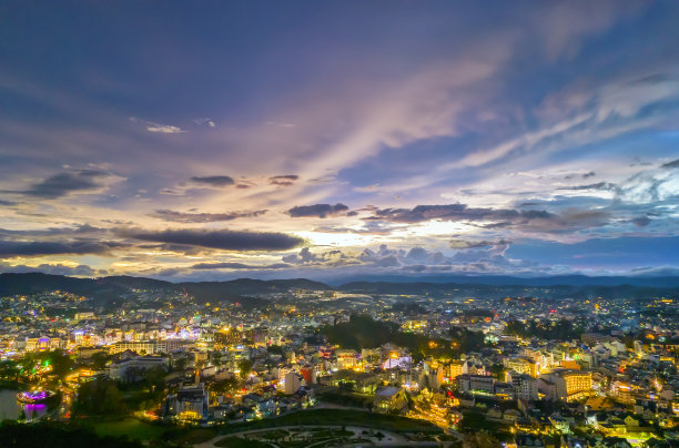 越南大叻市的鸟瞰图和日落的天空图片下载
