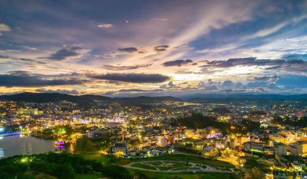 越南大叻市的鸟瞰图和日落的天空图片下载