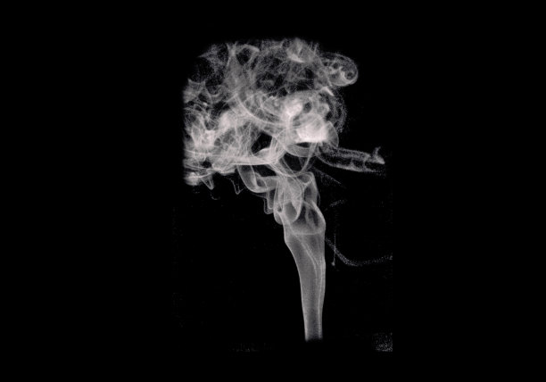 美丽的白色抽象蒸汽从茶或咖啡在黑色孤立的背景图片下载