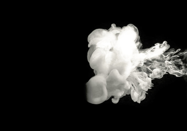 美丽的白色抽象蒸汽从茶或咖啡在黑色孤立的背景图片下载