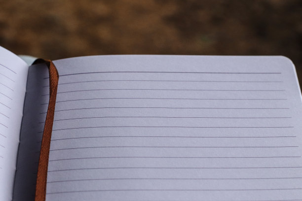 白色的笔记本和棕色的书签。图片下载