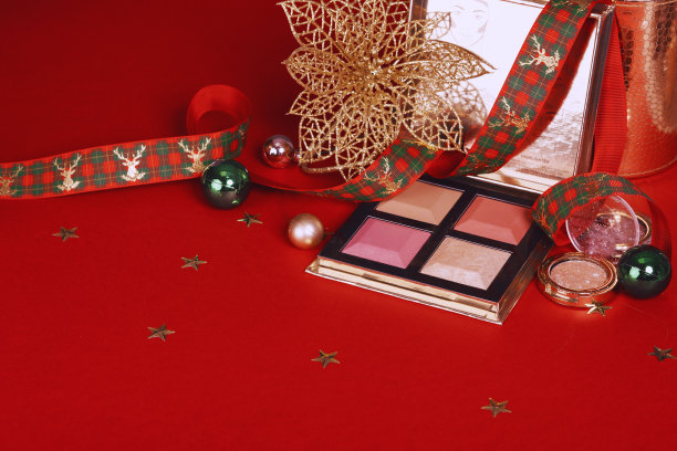 红色背景的化妆品和圣诞装饰。圣诞促销的美容产品概念。图片下载