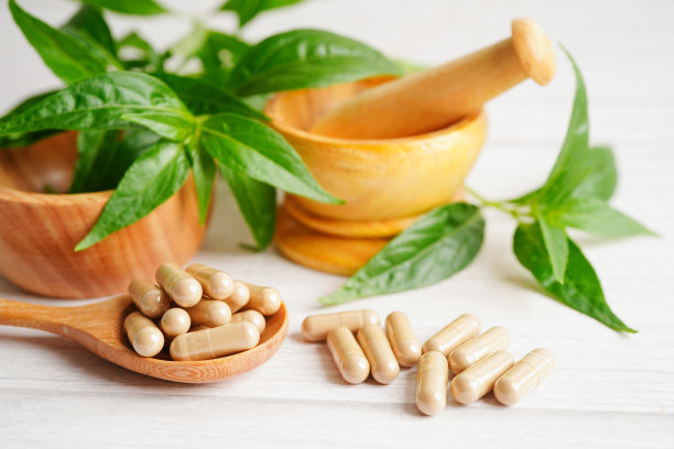 穿心莲或卡里亚叶植物与草药胶囊治疗covid - 19冠状病毒感染图片下载