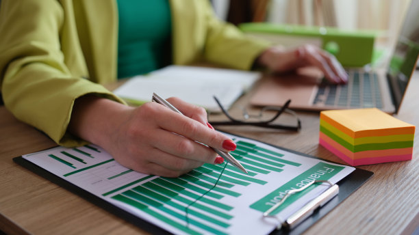 分析员工，处理计算机上的财务报告和文件图片下载