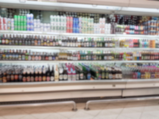 超市货架上的饮料背景模糊图片下载
