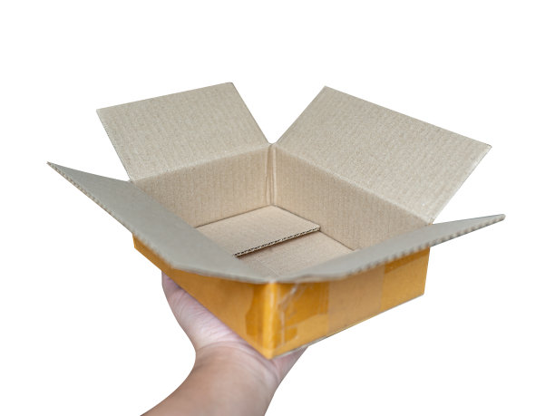 手拿着白色背景上孤立的空包裹盒子图片下载