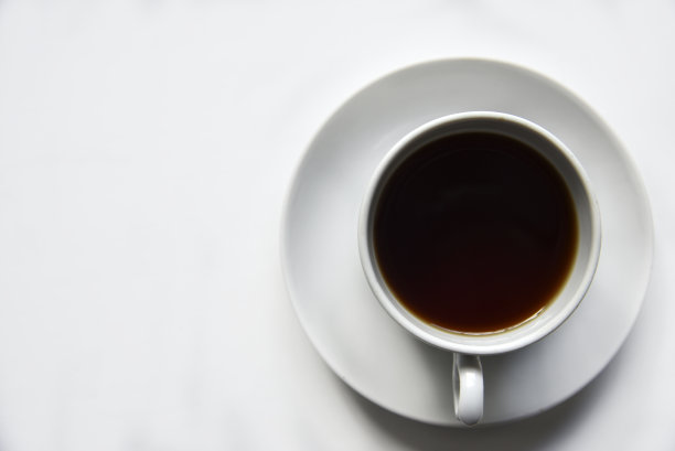 茶具，以白底倒茶。装有茶的瓷杯和茶托。图片下载