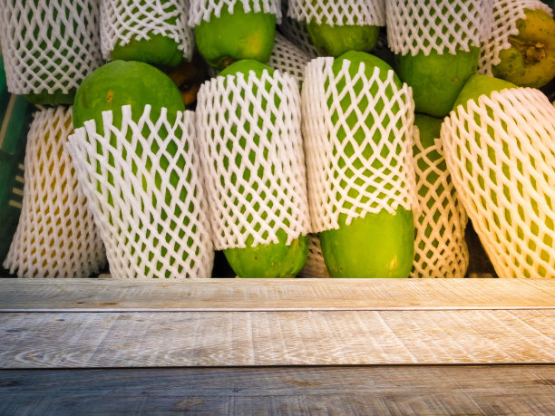 旧木板地板绿色木瓜背景自由空间为水果产品做广告。图片下载