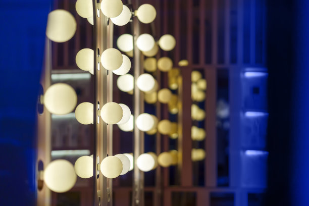 美容院的镜子周围有一排圆形灯泡图片下载