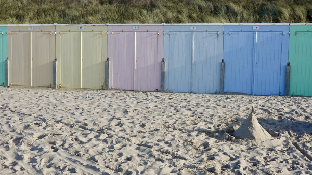 海滩小屋，北海海滩上的小屋图片下载
