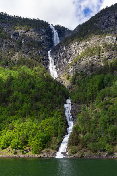 挪威韦斯特兰县奥兰市狭窄峡湾的瀑布图片下载