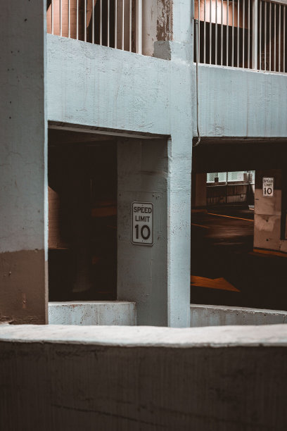 建筑物的地下停车场图片下载