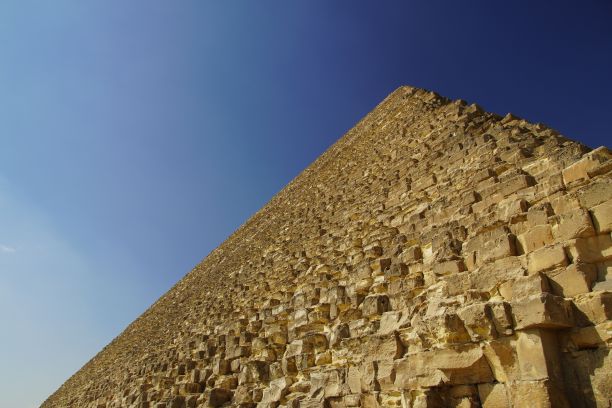 埃及吉萨大金字塔的仰视角度照片图片下载