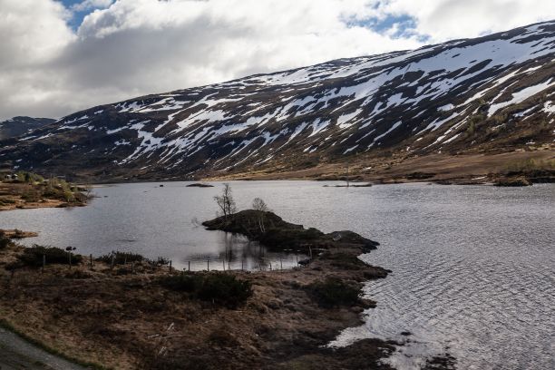 挪威Vestland乡村的湖岸上雪山的美丽照片图片下载