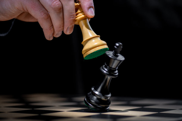 男性手在黑王位置上移动白片图片下载