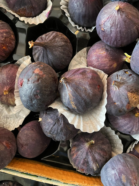 新鲜农产品市场的全帧图像成堆的成熟无花果(榕树)在纸盒纸盒，高架视图图片下载