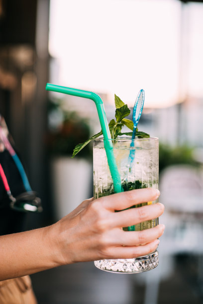 女人拿着一杯鸡尾酒莫吉托图片下载