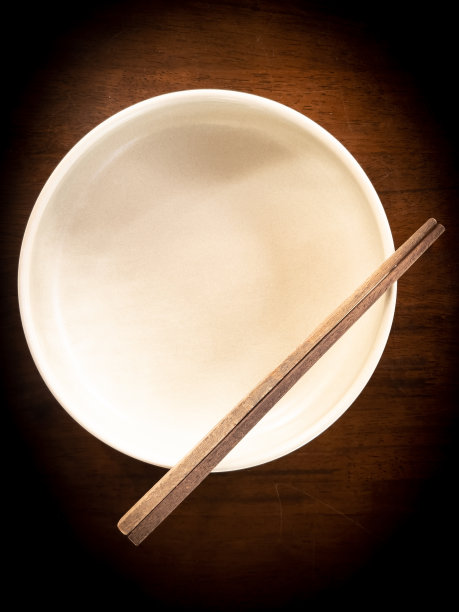 圆碗上的木筷图片下载