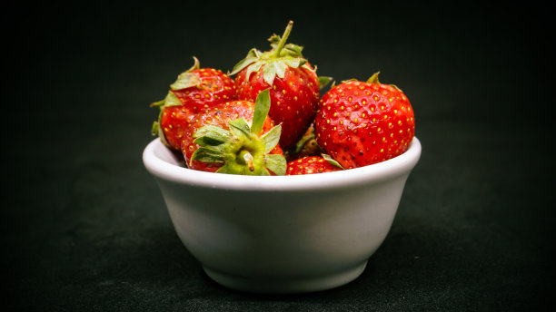 新鲜成熟美味的草莓图片下载