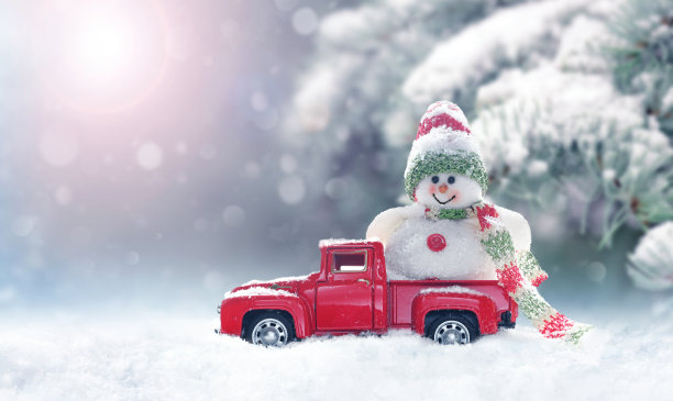新年圣诞雪的概念。快乐的节日庆典。圣诞节和运输。雪人冬天和玩具卡车图片下载