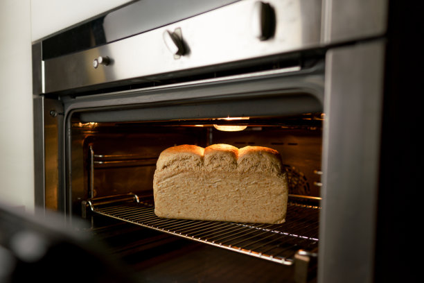 自己烤面包，节约能源，我们烤吐司图片下载