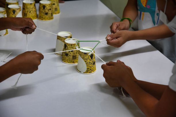 我们可以一起做，儿童团队活动与球和杯，万象，老挝人民民主共和国。高质量的照片图片下载