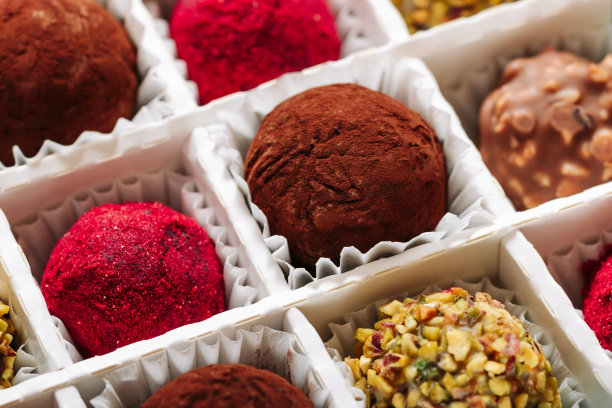 一套松露糖果与不同的填充物在一个盒子特写图片下载