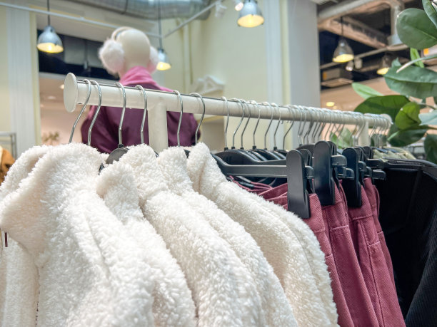 皮草挂在商店的架子上图片下载
