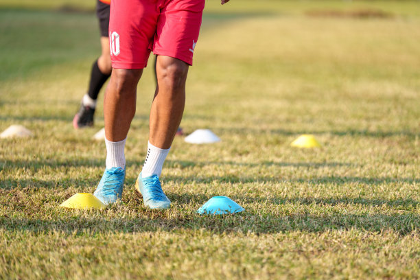 孩子们跑着踢着足球。少儿足球培训课程。图片下载