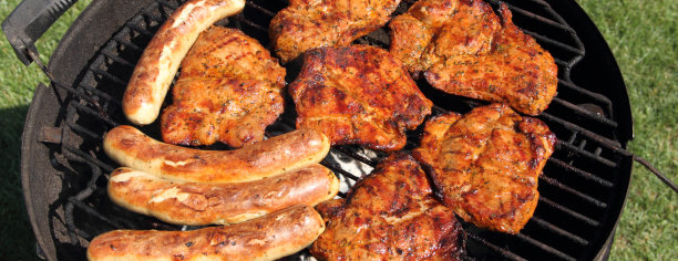 烤肉架上有肉和香肠图片下载