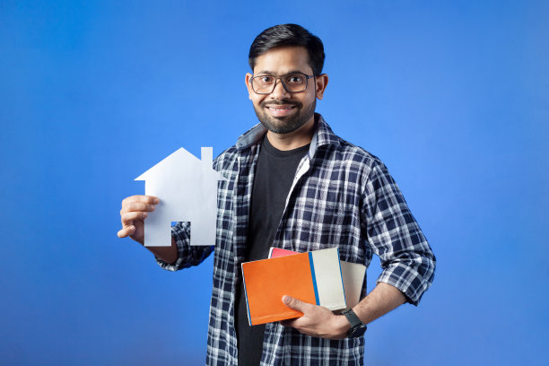 幸福的人抱着家里的模型。图片下载