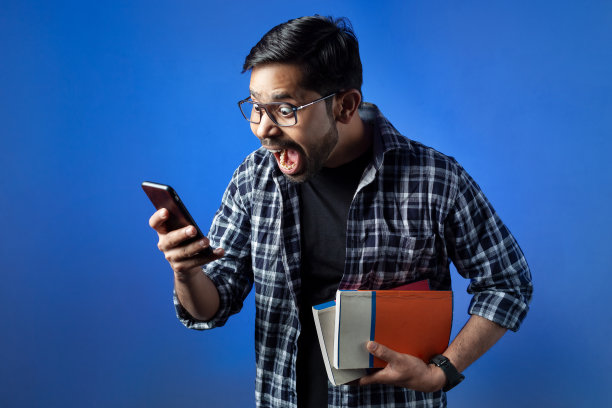 震惊的人们看着手机。图片下载