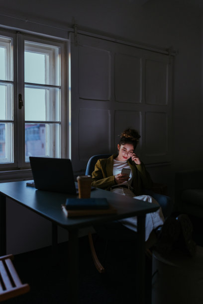 年轻女性在休息时使用手机图片下载