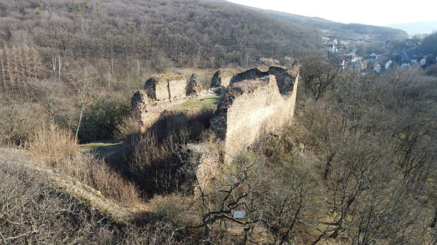 在捷克共和国森林中发现的古老城堡废墟的航拍照片图片下载