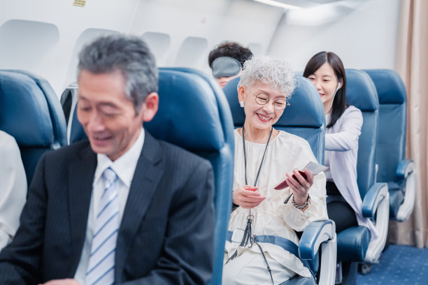 乘飞机旅行的各种旅客图片下载