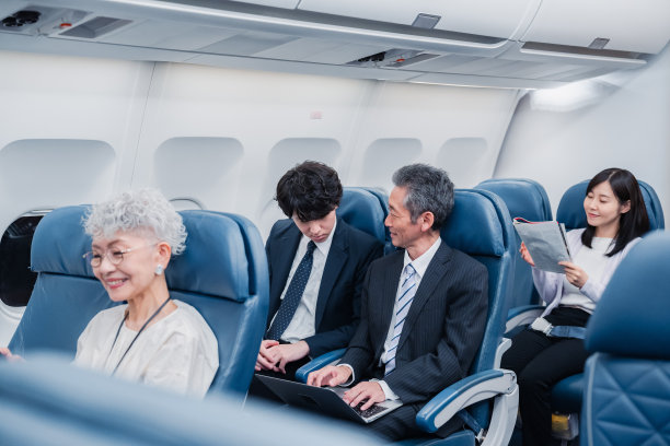 乘飞机旅行的各种旅客图片下载