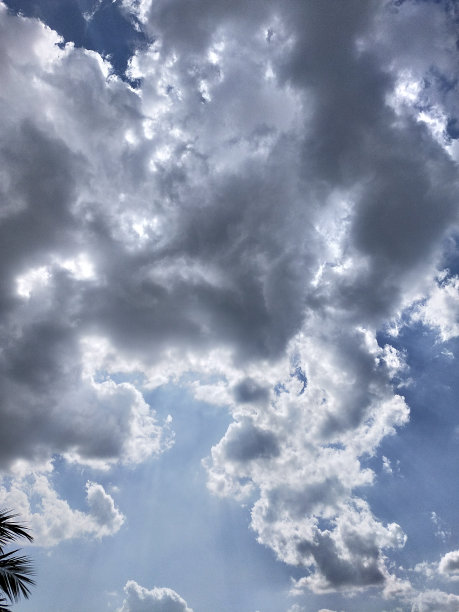 有创意的乌云在下午可见图片下载