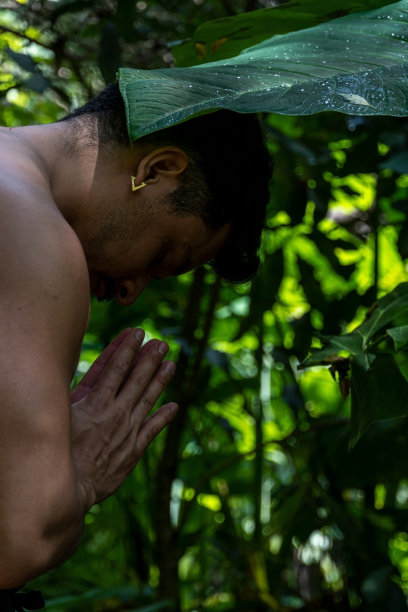 在墨西哥，瓜达拉哈拉，博斯克科伦莫斯，西班牙，做瑜伽或灵气的年轻人，图片下载