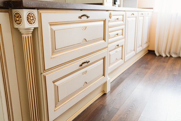 家具。宽敞的厨房室内，古典风格。图片下载