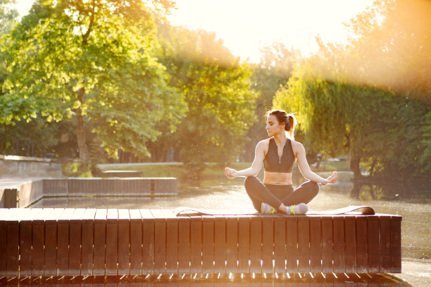 早上，美丽的女子在湖边练习瑜伽和冥想图片下载
