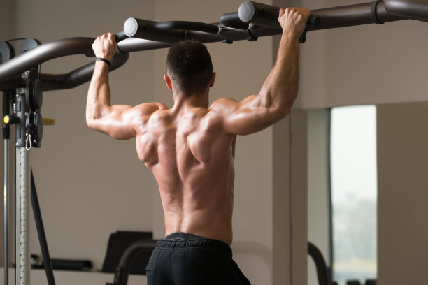 男运动员做引体向上图片下载