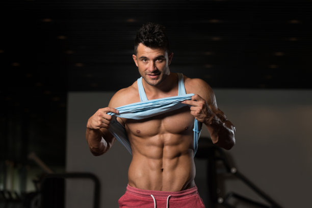 一个身体健康、肌肉发达的男人的肖像图片下载