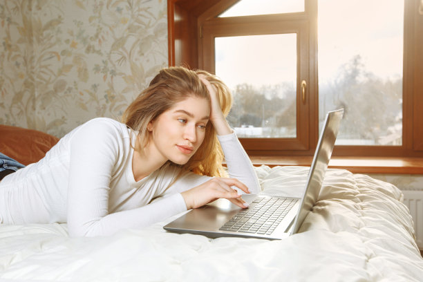 一个女孩在家里远程学习或工作。图片下载