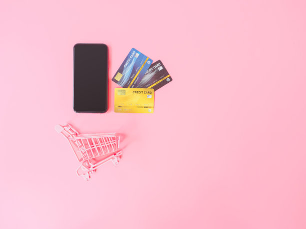 商业电子商务和网上购物的概念从智能手机与空白屏幕和产品盒订单的粉红色背景。俯视图图片下载